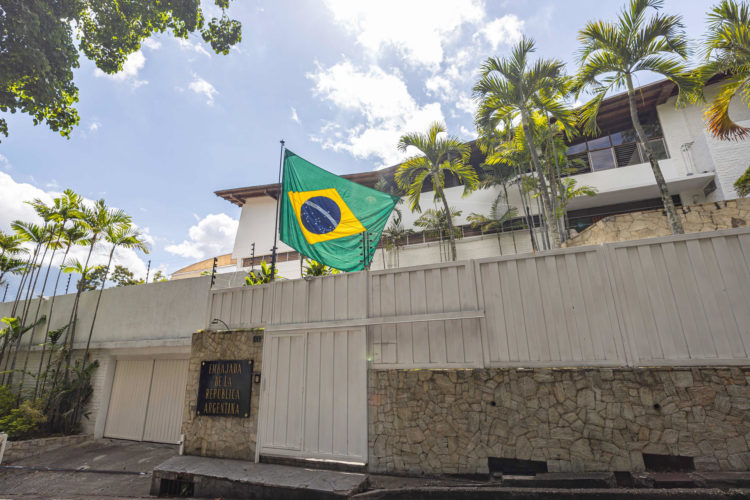 Fotografía que muestra la bandera de Brasil izada en la residencia del embajador de Argentina, este 1 de agosto de 2024, en Caracas (Venezuela). EFE/ Henry Chirinos