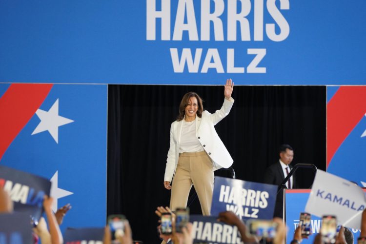 La candidata presidencial demócrata, la vicepresidenta estadounidense Kamala Harris, saluda a la multitud durante un evento de campaña en Detroit, Michigan, Estados Unidos. EFE/Dieu-Nialo Cherry