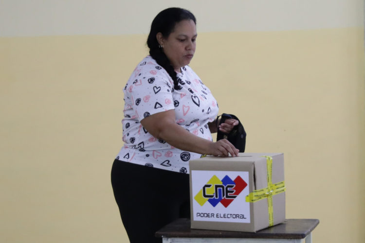 Una mujer vota en un centro de votación en Caracas (Venezuela). Foto de archivo. EFE/ Ronald Peña R.