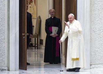 El papa pide llevar amor y bondad a la vida cotidiana en un mundo marcado por la guerra