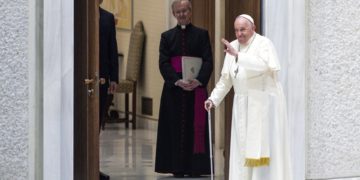 El papa pide llevar amor y bondad a la vida cotidiana en un mundo marcado por la guerra