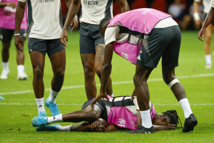 El centrocampista francés del Real Madrid Eduardo Camavinga (izq.) en el momento de lesionarse durante el entrenamiento del equipo, la víspera de la Supercopa. EFE/Mariscal