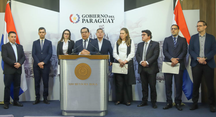 Fotografía cedida por la Presidencia de Paraguay del ministro de Desarrollo Social, Tadeo Rojas, mientras habla durante el anuncio del proyecto de alimentación escolar 'Hambre Cero', este lunes en Asunción (Paraguay). EFE/ Presidencia De Paraguay