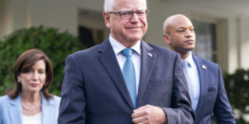 Kamala Harris formaliza su candidatura con la elección de Tim Walz como su vicepresidente