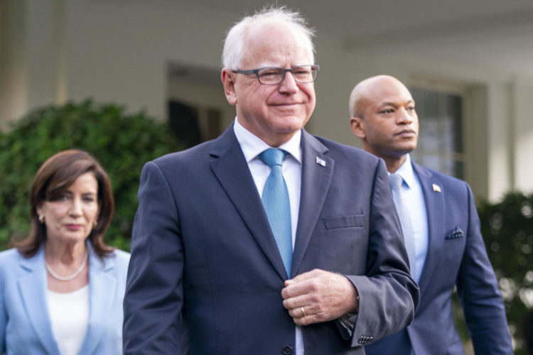 Fotografía de archivo del 03 de julio de 2024 que muestra al gobernador de Minnesota, Tim Walz (c), la gobernadora de Nueva York, Kathy Hochul (i), y el gobernador de Maryland, Wes Moore (d), saliendo del Ala Oeste para hacer declaraciones a los medios de comunicación tras su reunión con el presidente de EE.UU., Joe Biden, en la Casa Blanca en Washington (Estados Unidos). EFE/Shawn Thew