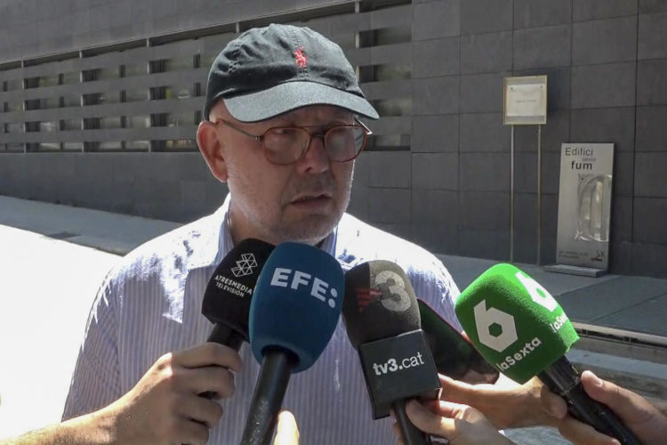 Captura de vídeo de Gonzalo Boye, abogado del expresidente catalán Carles Puigdemont , en declaraciones a los medios a la salida de la Ciutat de la Justicia este viernes en Barcelona. EFE TV