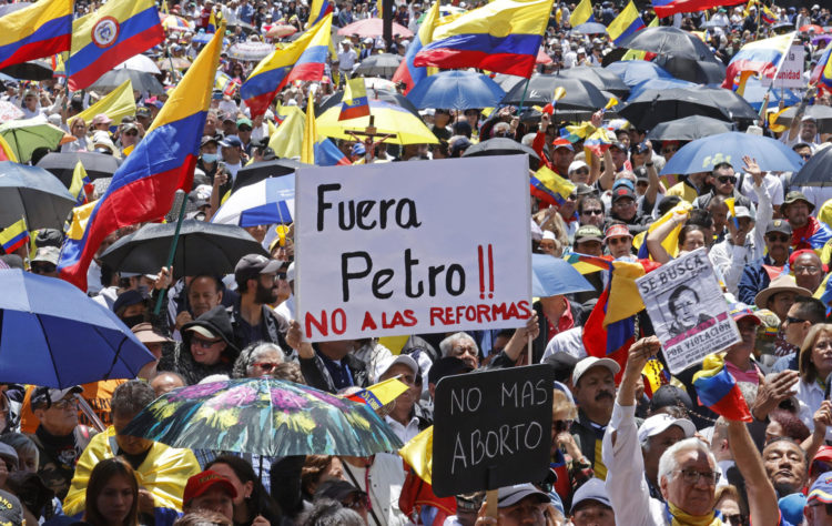 Fotografía de archivo del 06 de marzo del 2024 que muestra a opositores del presidente Gustavo Petro durante una marcha, en Bogotá (Colombia).EFE/ Mauricio Dueñas Castañeda