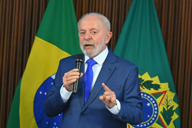 El presidente de Brasil, Luiz Inácio Lula da Silva habla durante una reunión ministerial este jueves en el Palácio del Planalto, en Brasilia (Brasil). EFE/ André Borges