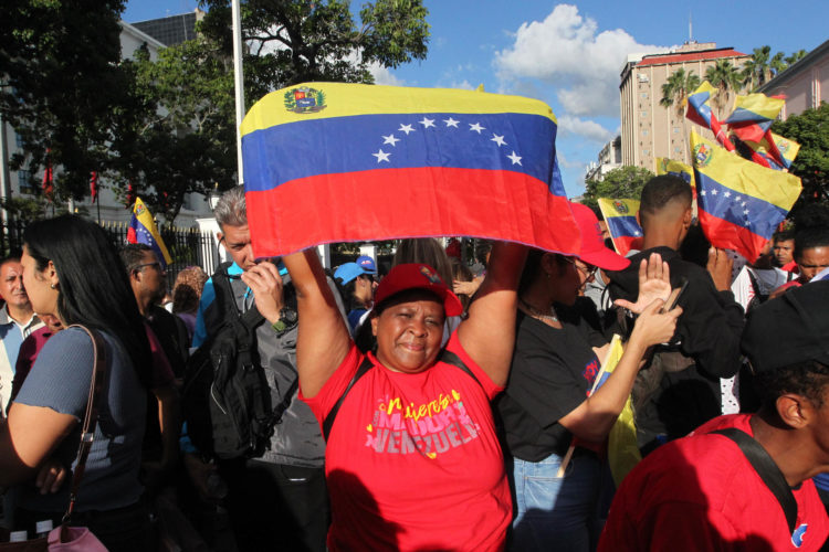 Fotografía de archivo en la que se ve a simpatizantes que participan de una marcha en apoyo al presidente de Venezuela, Nicolás Maduro, el miércoles en Caracas (Venezuela). EFE/ Manuel Díaz