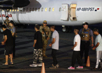 El primer vuelo de retorno de migrantes irregulares financiado por EEUU sale de Panamá