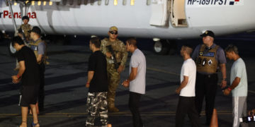 El primer vuelo de retorno de migrantes irregulares financiado por EEUU sale de Panamá