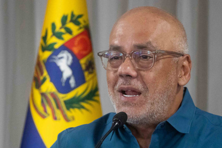 Fotografía de archivo del presidente del Parlamento venezolano y jefe de campaña del chavismo, Jorge Rodríguez, habla durante una rueda de prensa. EFE/ Ronald Peña