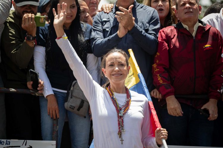 Fotografía del 3 de agosto del 2024 donde se observa a la líder opositora venezolana María Corina Machado saludando en una manifestación de apoyo al candidato a la presidencia de Venezuela Edmundo González, en Caracas (Venezuela). EFE/ Ronald Peña R.