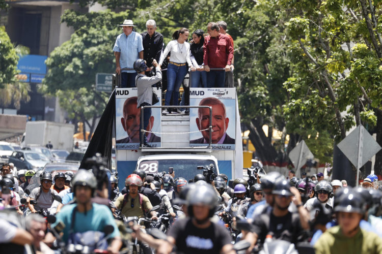 La líder de la oposición venezolana María Corina Machado (c) asiste a una movilización en Caracas (Venezuela). EFE/ Miguel Gutiérrez