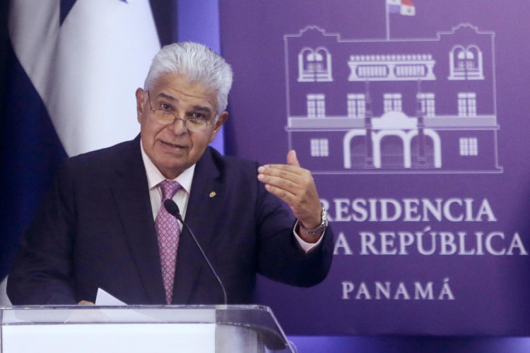 El presidente de Panamá, José Raúl Mulino, habla durante una conferencia de prensa este jueves en Ciudad de Panamá (Panamá). EFE/Carlos Lemos