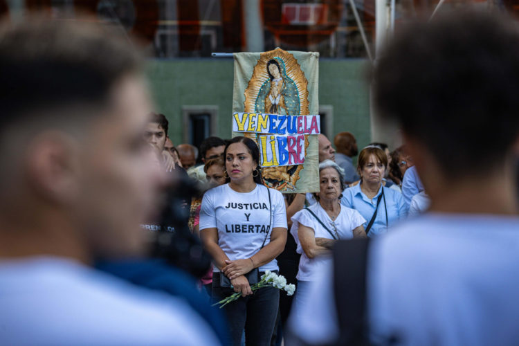 Fotografía de archivo en donde se ven a personas que asisten a la gran vigilia nacional por los presos políticos convocada por la oposición, en la plaza Los Palos Grandes, en Caracas (Venezuela). EFE/ Henry Chirinos