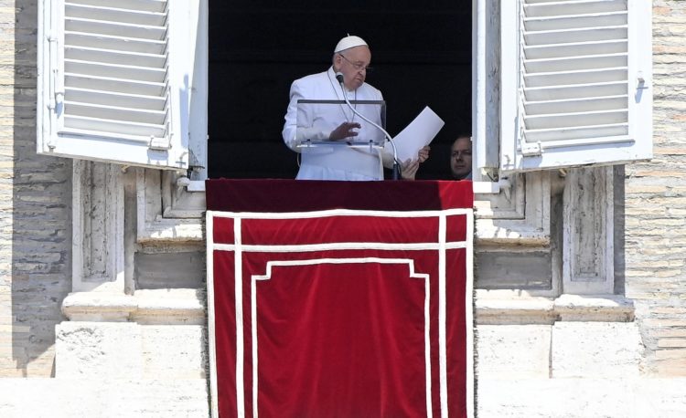 Imagen del papa Francisco.
EFE/EPA/RICCARDO ANTIMIANI
Ciudad del Vaticano, 14/07/2024.- El Papa Francisco dirige la oración del Ángelus desde la ventana de su oficina en la plaza de San Pedro. EFE/RICCARDO ANTIMIANI