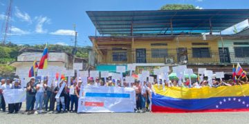Vecinos de Obispo Ramos de Lora mostraron sus actas en el Boulevard de Santa Elena