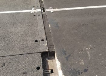 Alerta: Se salió parte del relleno de una de las juntas de dilatación del puente sobre el río Onia