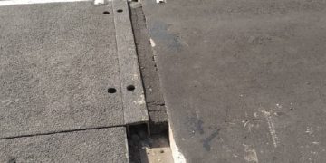 Alerta: Se salió parte del relleno de una de las juntas de dilatación del puente sobre el río Onia