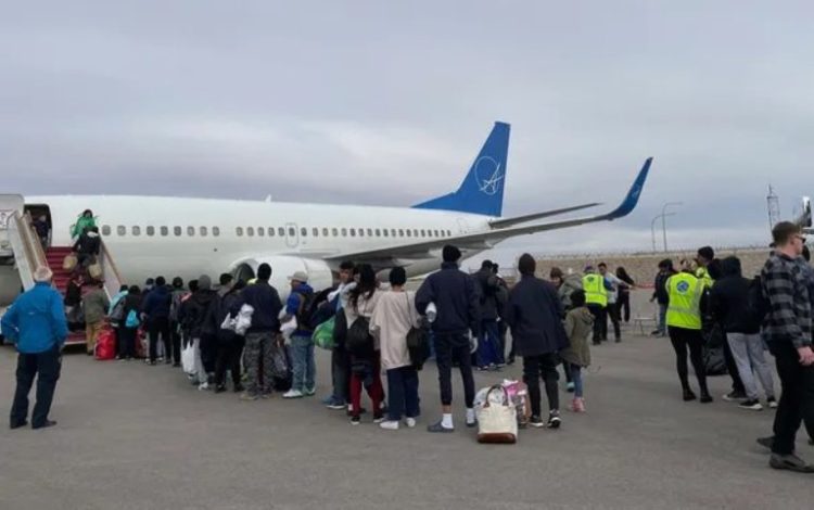 La administración Biden congeló el programa que permite a decenas de miles de migrantes de cuatro naciones volar o viajar directamente a los EE. UU. Foto: Cortesía Gobernación de Texas