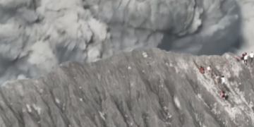 Escaladores logran escapar con vida de la espectacular erupción de un volcán indonesio