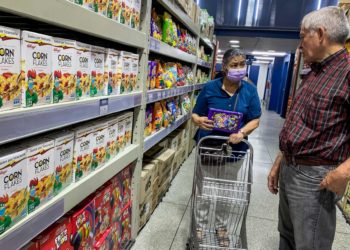 Un venezolano necesita 107,8 dólares al mes para cubrir gastos de alimentos, según Cendas-FVM