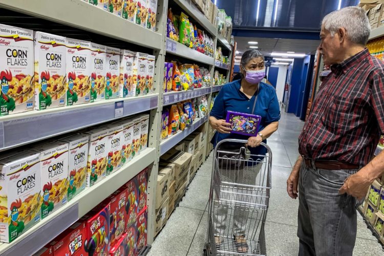 Fotografía de archivo de dos personas en un supermercado, el 20 de noviembre del 2023, en Caracas (Venezuela). EFE/ Miguel Gutiérrez