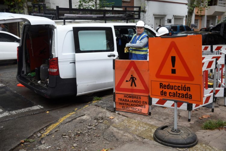 Fotografía de archivo en donde se ven empleados de la empresa que abastece la energía mientras realizan trabajos para poder restablecer el suministro en un barrio de Buenos Aires (Argentina). EFE/ Fabián Mattiazzi