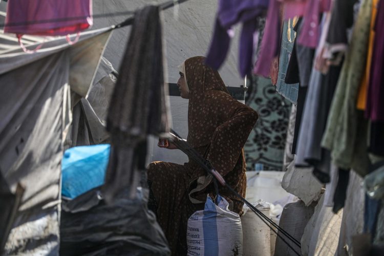 Una mujer palestina desplazada internamente, que huyó con su familia del norte de la Franja de Gaza, sentada fuera de su refugio en Jan Yunis, sur de la Franja de Gaza, el 11 de septiembre de 2024. EFE/EPA/MOHAMMED SABER