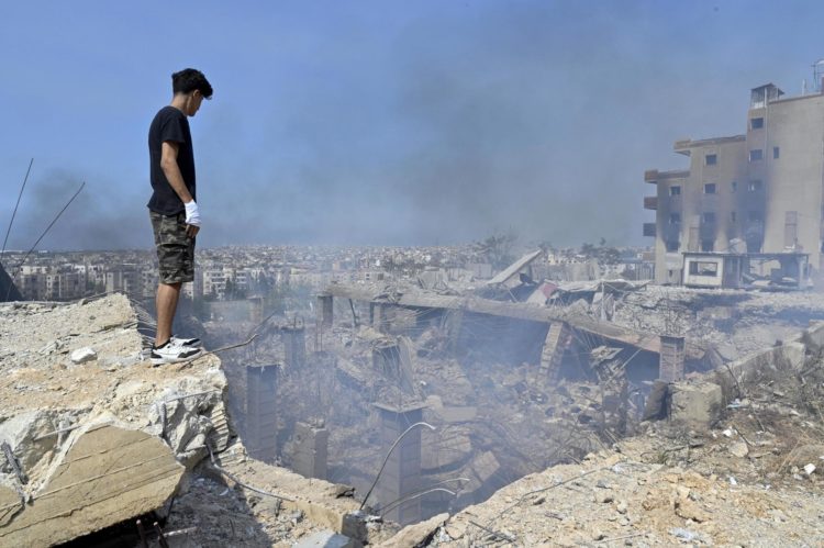 Un joven observa la destrucción causada por los ataques israelíes en los suburbios del sur de Beirut, Líbano este sábado. EFE/ Wael Hamzeh