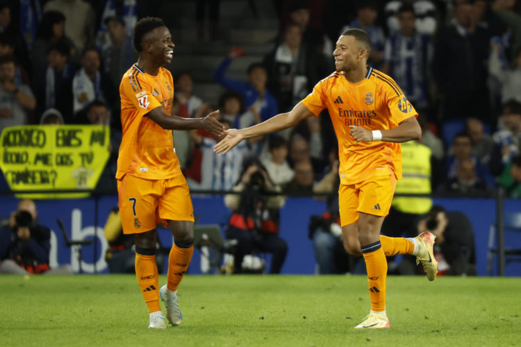 El delantero del Real Madrid Kylian Mbappé (d) celebra su gol durante el partido de la quinta jornada de LaLiga EA Sports entre la Real Sociedad y el Real Madrid, este sábado en el Real Arena de San Sebastián (País Vasco). EFE/Juan Herrero