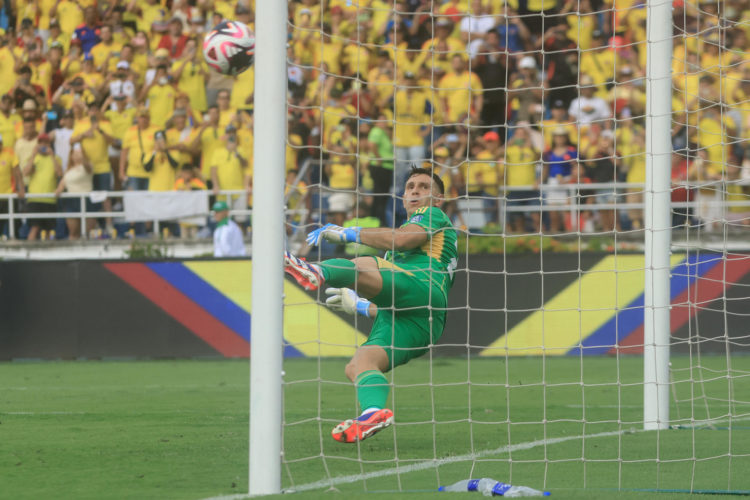 Fotografía del pasado 10 de septiembre del penalti que Colombia le anotó al portero Emiliano Martínez en Barranquilla. 'El Dibu' fue sancionado con dos partidos en los que no podrá atajar con Argentina. EFE/ Ricardo Maldonado Rozo