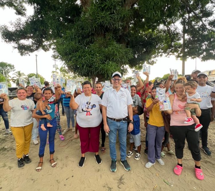 - El Alcalde Keiver Peña con un grupo de  personas atendidas en Zaragoza.