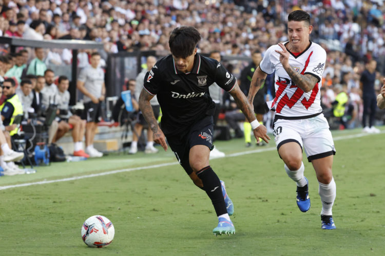 James Rodríguez (d.) y Juan Cruz (i.) durante el encuentro que midió al Rayo Vallecano contra el Leganés. EFE/ J.J.Guillen