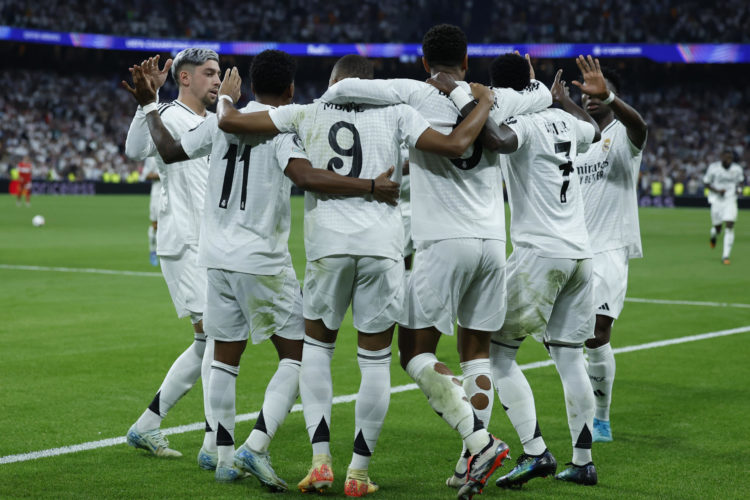 El delantero del Real Madrid Kylian Mbappé (3i) celebra con sus compañeros su gol, el primer gol del equipo blanco, durante el encuentro correspondiente a la primera jornada de la Liga de Campeones que Real Madrid y Vfb Stuttgart disputaron en el estadio Santiago Bernabéu, en Madrid. EFE/Kiko Huesca