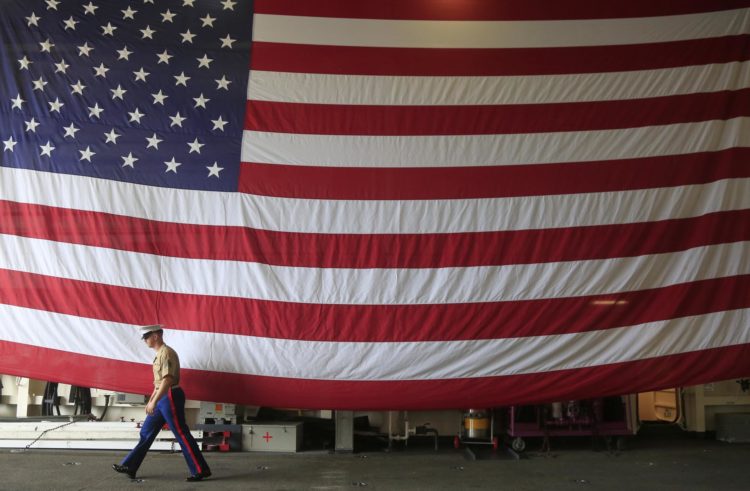 Fotografía de archivo en la que un marine de la armada de Estados Unidos camina frente a la bandera de su país. EFE/Ricardo Maldonado Rozo