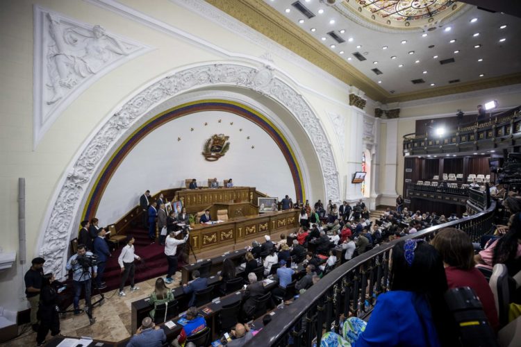 Fotografía de archivo del 30 de abril de 2024 de una sesión en el Palacio Federal Legislativo, en Caracas (Venezuela). El Parlamento de Venezuela, controlado por el chavismo, presentó este martes el proyecto de acuerdo con el que instará al Gobierno a "evaluar" la ruptura de las relaciones diplomáticas y comerciales con España, como respuesta a la decisión del Congreso español de reconocer al opositor Edmundo González Urrutia -exiliado en el país europeo- como presidente electo. EFE/ Miguel Gutiérrez