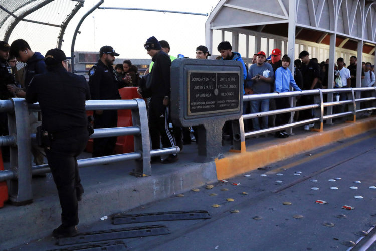 Fotografía del 13 de septiembre de 2024 de migrantes haciendo fila en el Puente Internacional Paso del Norte, en Ciudad Juárez (México). EFE/ Luis Torres.