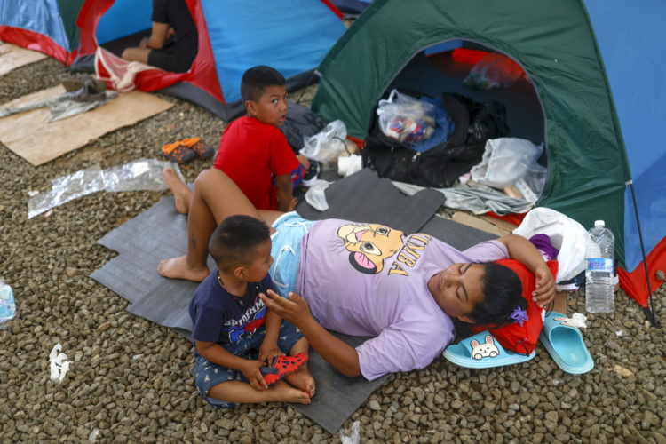 Migrantes venezolanos descansan en la Estación Temporal de Recepción Migratoria (ETRM), este jueves en Lajas Blancas, Darién (Panamá). . EFE/Bienvenido Velasco