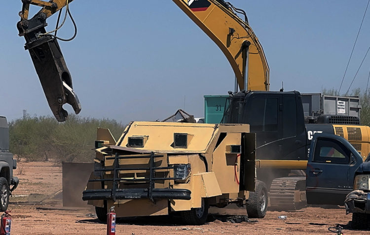 Narcos usan autos ‘monstruo’ con blindaje artesanal para luchar en la frontera México-EEUU