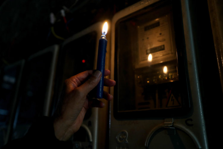 Fotografía de archivo en donde se ve a un ciudadano ecuatoriano revisa un medidor de luz en Quito (Ecuador). EFE/ José Jácome