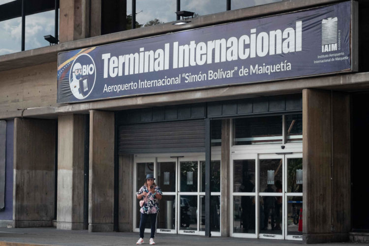 Foto de archivo de la entrada del Aeropuerto Internacional de Maiquetía Simón Bolívar, en La Guaira (Venezuela). EFE/ Ronald Peña