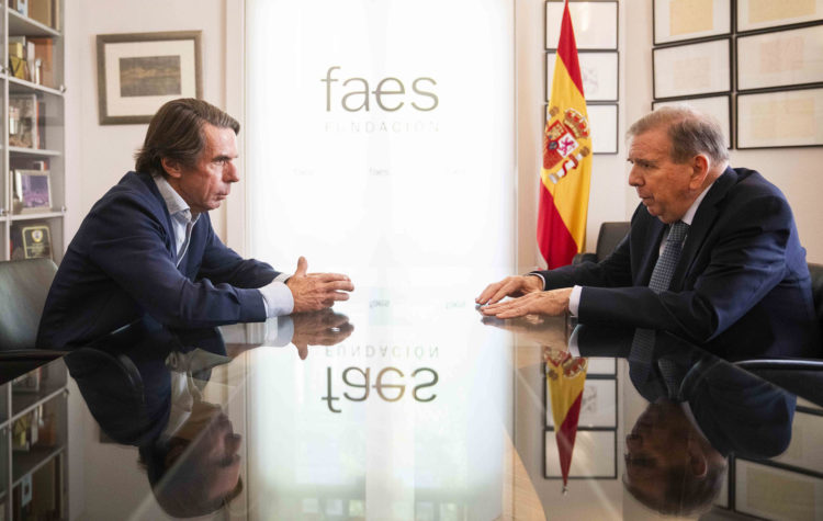 Fotografía difundida por el Partido Popular español del ex primer ministro español José María Aznar (izq.) reuniéndose con el líder de la oposición venezolana Edmundo González (der.) en Madrid, España, el 16 de septiembre de 2024. González llegó a Madrid el pasado 8 de septiembre en un avión de la Fuerza Aérea Española, tras pasar unos días en la residencia del embajador de España en Caracas. EFE/ David Mudarra/Partido Popular Español DOCUMENTO ATENCIÓN EDITORES: DOCUMENTO SOLO PARA USO EDITORIAL/NO VENTAS/IMAGEN PARA SER UTILIZADA SOLO EN RELACIÓN CON EL EVENTO MENCIONADO (CRÉDITO OBLIGATORIO)