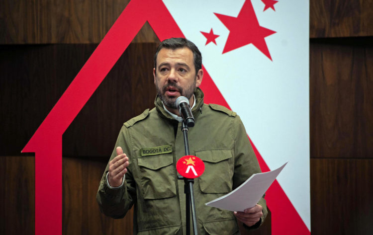 Fotografía cedida por la oficina de comunicaciones de la Alcaldía que muestra al alcalde Mayor de Bogotá, Carlos Fernando Galán, durante una rueda de prensa este viernes en Bogotá (Colombia). EFE/Alcaldía de Bogotá