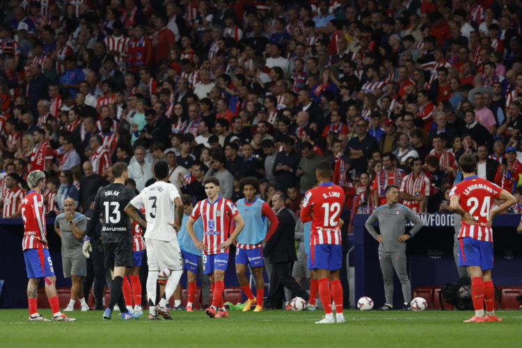 Jugadores del Atlético y del Real Madrid. en el momento de la suspensión temporal del derbi. EFE/JJ Guillén