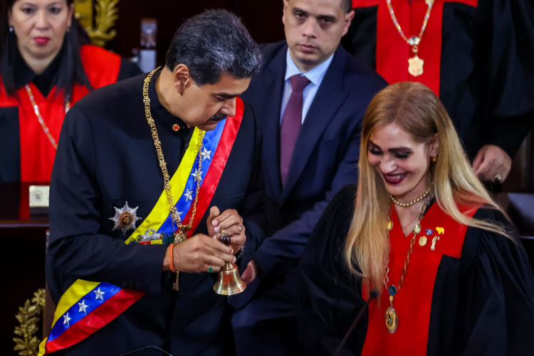 Fotografía de archivo en el que se ve al presidente de Venezuela, Nicolás Maduro, junto a la presidenta del tribunal supremo de justicia, Caryslia Rodriguez, en Caracas (Venezuela). EFE/ Miguel Gutiérrez