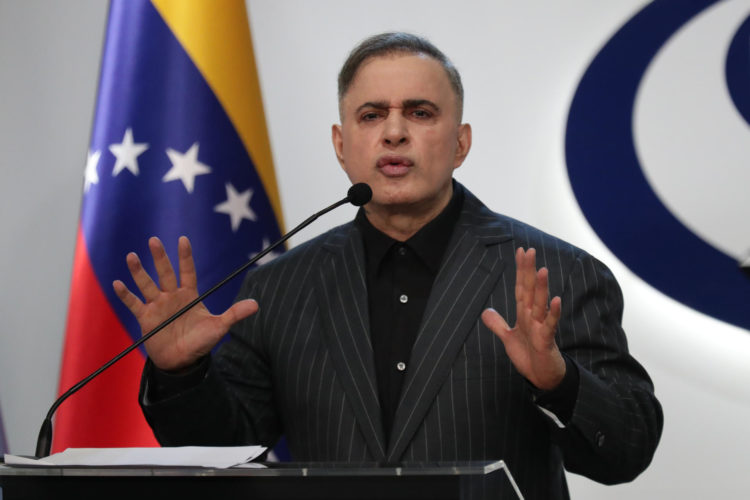 El fiscal general de Venezuela, Tarek William Saab, habla en una rueda de prensa en el Ministerio Público, este jueves, en Caracas (Venezuela). Saab aseguró que se mantiene vigente la orden de aprehensión contra el abanderado de la principal coalición opositora -la Plataforma Unitaria Democrática (PUD)-, Edmundo González Urrutia, y la investigación en su contra relacionada con la denuncia de fraude en las elecciones presidenciales del 28 de julio. EFE/ Ronald Pena R