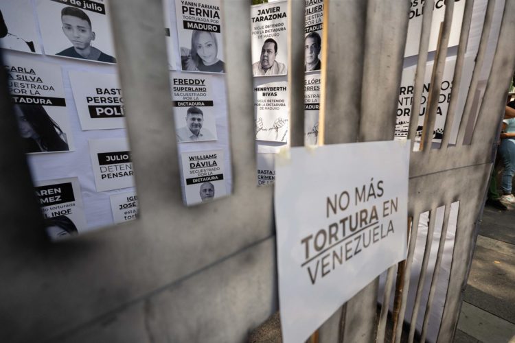 Fotografía de archivo en donde se observan carteles con imágenes de presos políticos en Venezuela. EFE/ Ronald Peña R.