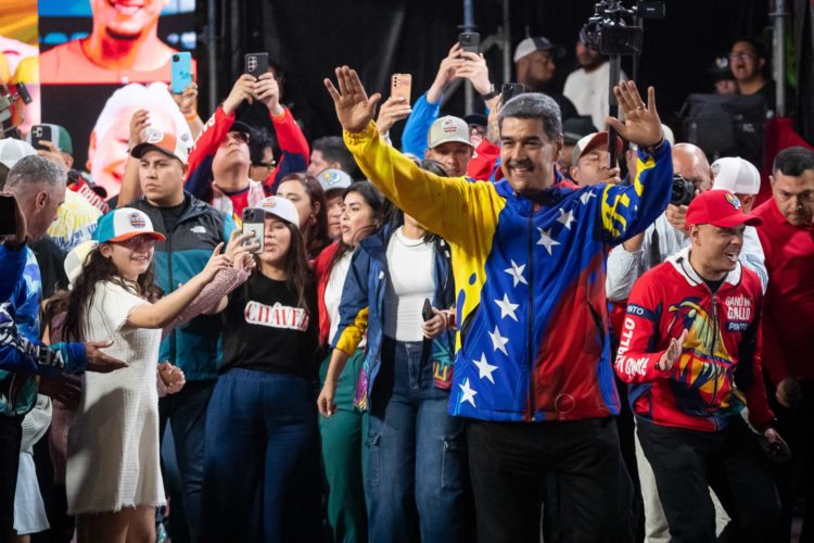 Fotografía de archivo del 29 de julio del 2024 donde se observa al presidente de Venezuela, Nicolás Maduro, celebrando tras conocer los resultados de las elecciones presidenciales del pasado 28 de julio, en Caracas (Venezuela). EFE/ Ronald Peña R.